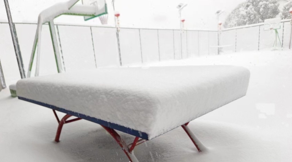 湖南大暴雪致逾万人受灾。微博