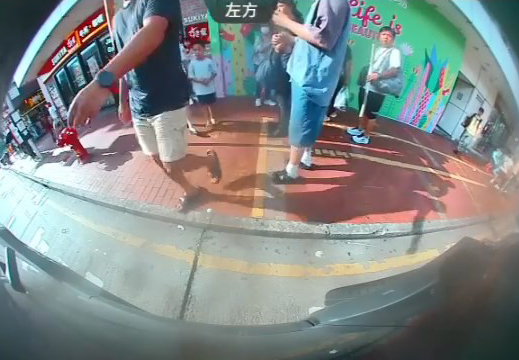 司機將男童帶上車並報警。網上片段截圖