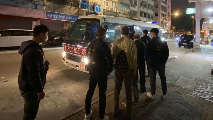 6名男女在九龍城的非法麻將賭檔被捕。