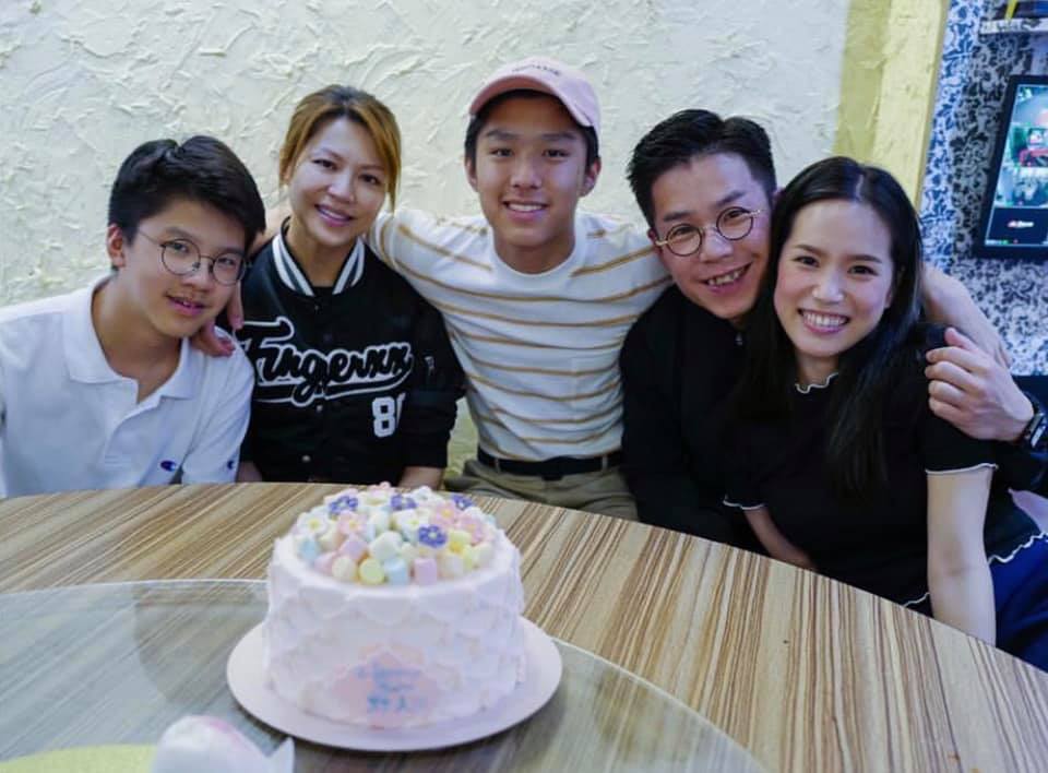 林曉峰（右二）與康子妮（左二）於2002年結婚，兩人先後誕下兩個囝囝，不過在2020年已經離婚收場。