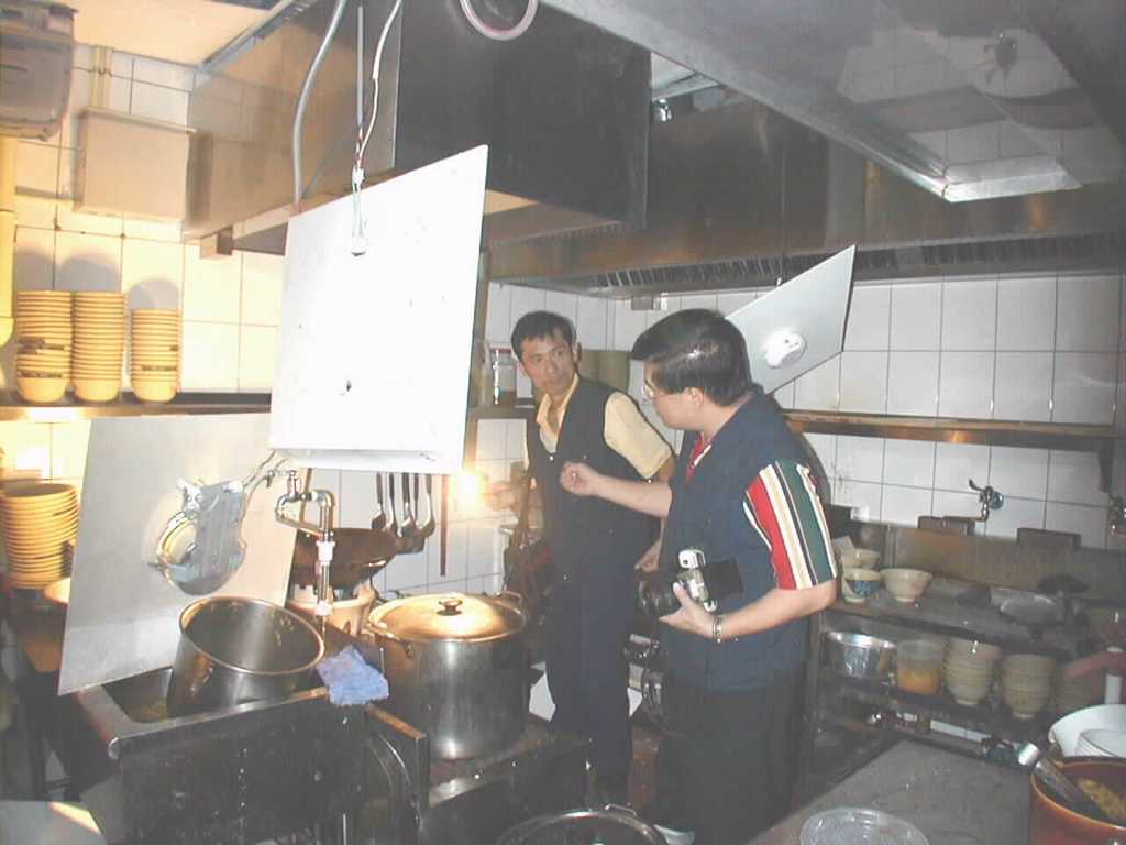 2000年，台中新光三越百貨美食街某店內部。（中時新聞網）