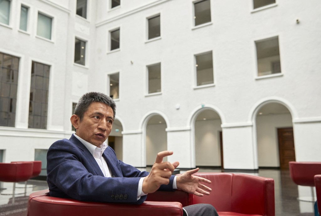 李成鋼被外交界形容為聰明及強硬的談判者。美聯社