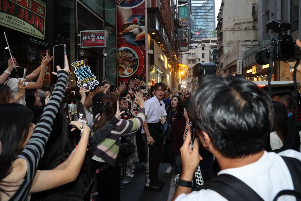 魏浚笙做完外賣仔做樓面。 魏浚笙做完外賣仔做樓面。