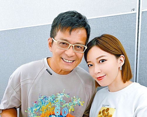 华哥60岁生日，分别与女儿黄芷晴及司棋姐庆祝。