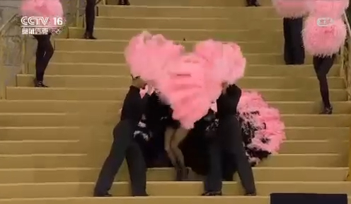 舞蹈员以粉红色巨型羽毛和毛球营造各种舞台效果，令Lady Gaga展现一贯天后迷人魅力。