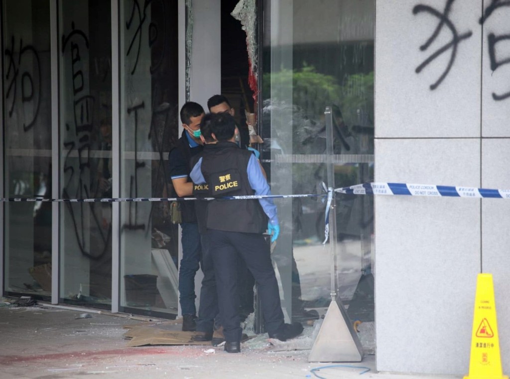 有组织罪案及三合会调查科探员目前仍在立法会大楼搜证。