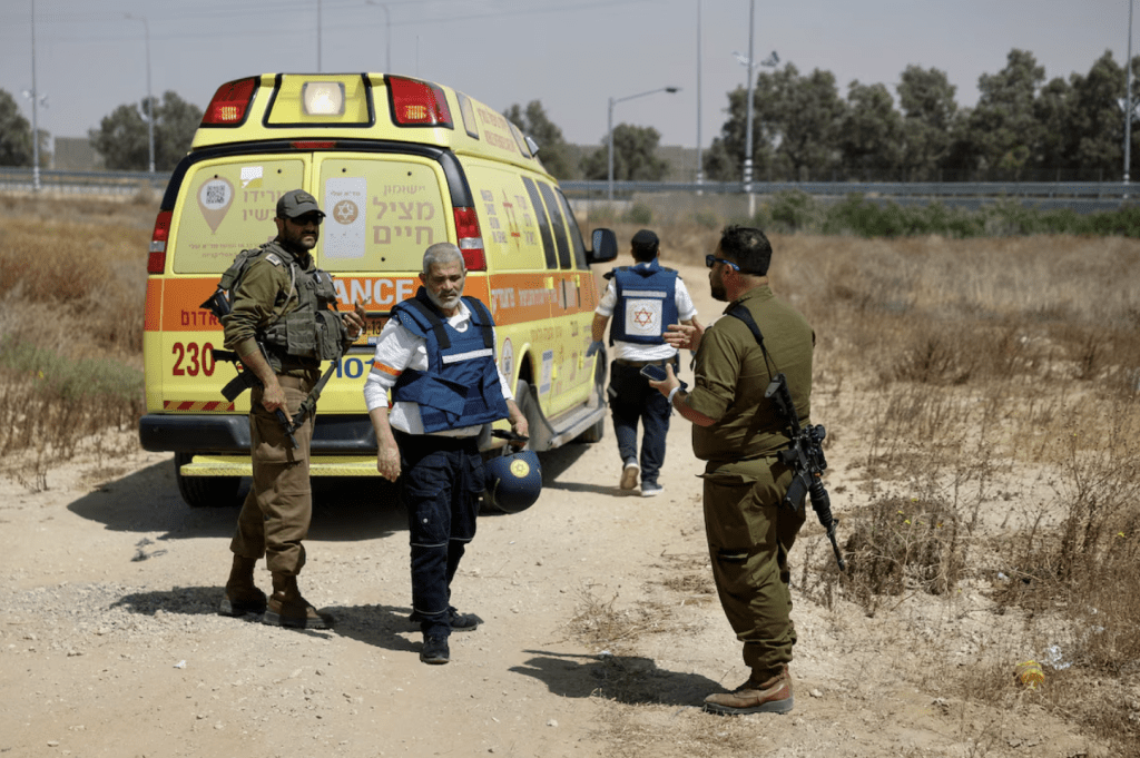 2024 年5 月5 日，哈马斯袭击以色列南部凯雷姆沙洛姆过境点，以色列士兵和医务人员抵现场。路透社
