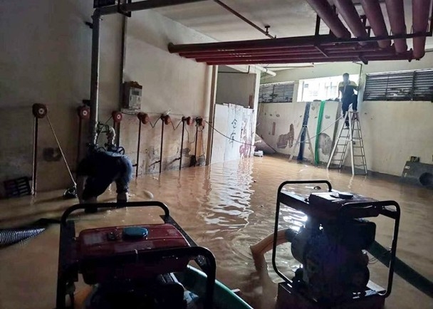 多名业主自发排水。(网图)