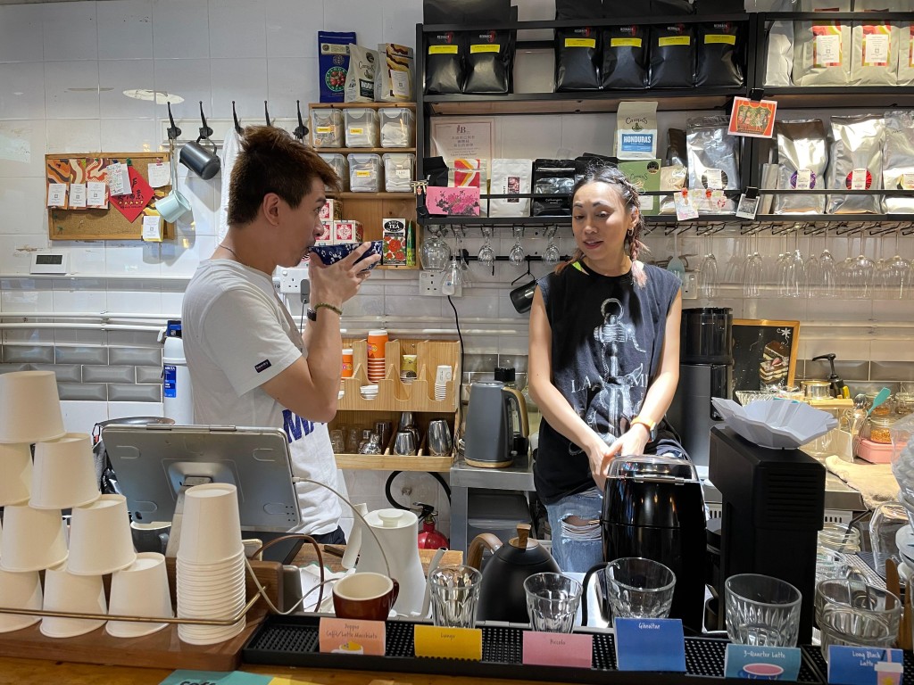 完场后每位观众还可获非酒精特饮一杯，边饮边与表演者交流观剧感受。