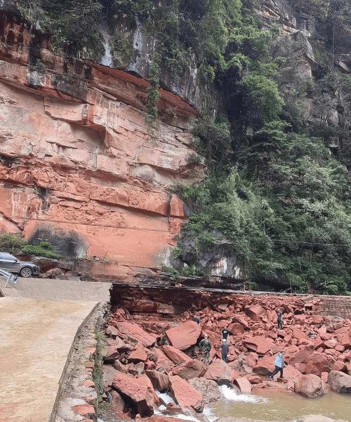 暴雨致山洪冲刷河床，使得许多红砂岩裸露出来。