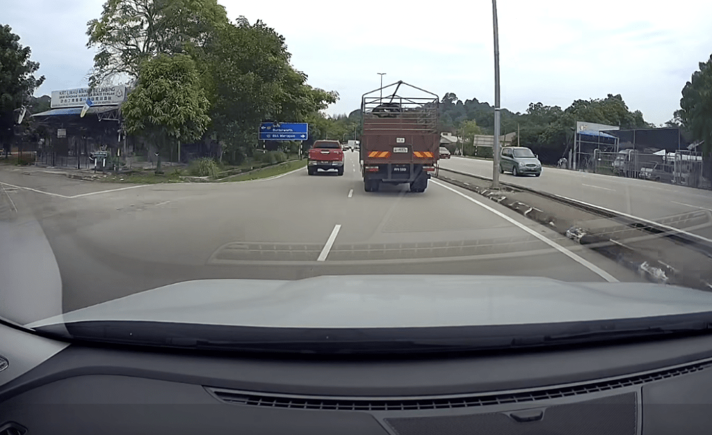 隨著車子繼續向前駛,男人消失在視線中,但車cam片的男司機已嚇得一身冷汗,不禁「un」地叫了一聲。Facebook@Elfie Elfz 隨著車子繼續向前駛,男人消失在視線中,但車cam片的男司機已嚇得一身冷汗,不禁「un」地叫了一聲。Facebook@Elfie Elfz