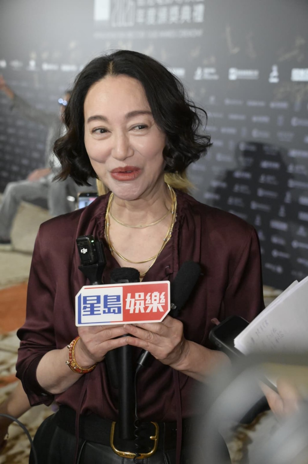 她每年都会与一位新导演合作。 她每年都会与一位新导演合作。