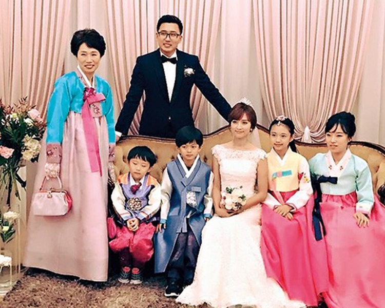 去年年尾，小雪和老公及子女，終於去韓國補擺喜酒及結婚儀式。 