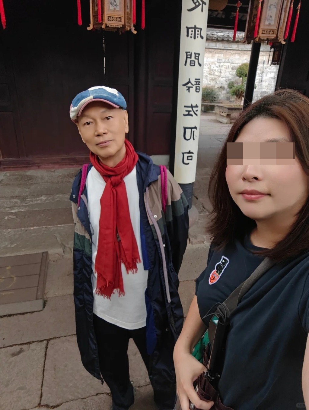 羅家英的衣着明顯和其仔人有異。 羅家英的衣着明顯和其仔人有異。