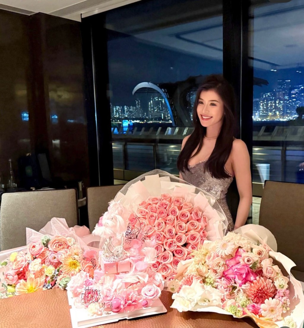 陳詠詩收到好多花。 陳詠詩收到好多花。