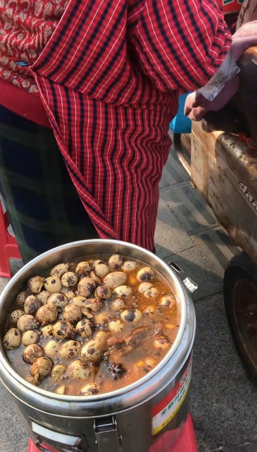 宋愛玉82高齡仍擺攤買鵪鶉蛋，希望儘快把欠下的醫藥費還清。抖音