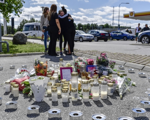 市民到事发现场放置鲜花及点蜡烛悼念。 AP