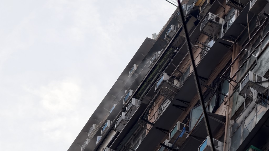 北角春秧街仁德大廈一高層單位起火,濃煙沖天。黃文威攝 北角春秧街仁德大廈一高層單位起火,濃煙沖天。黃文威攝