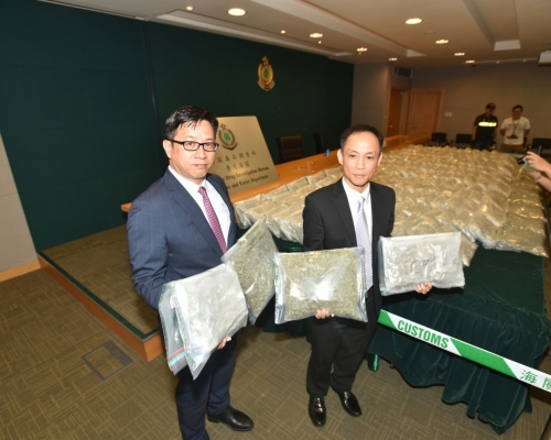 海關毒品調查科高級監督許偉明與海關毒品調查課監督李錦榮。楊偉亨攝