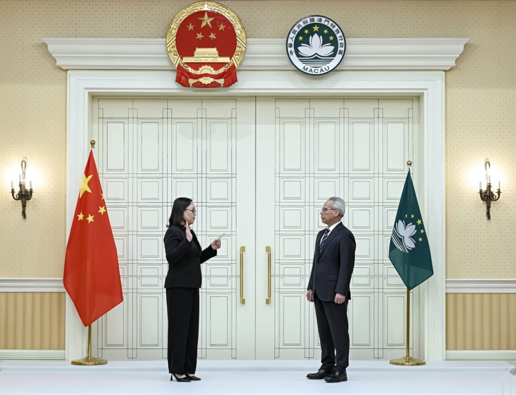 澳門行政長官岑浩輝(右)主持新任澳門經濟財政司司長吳惠嫻(左)的宣誓就職儀式。澳門新聞局圖片 澳門行政長官岑浩輝(右)主持新任澳門經濟財政司司長吳惠嫻(左)的宣誓就職儀式。澳門新聞局圖片