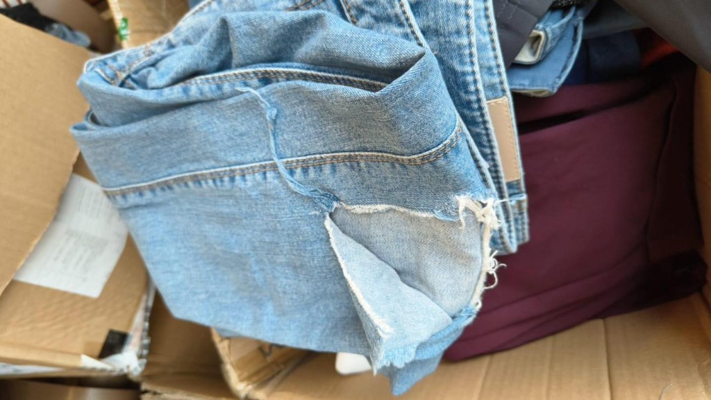 民政事務總署指有捐贈物資為二手衣服鞋襪,當中部分更滿佈污跡、破爛不堪。民政事務總署fb圖片 民政事務總署指有捐贈物資為二手衣服鞋襪,當中部分更滿佈污跡、破爛不堪。民政事務總署fb圖片