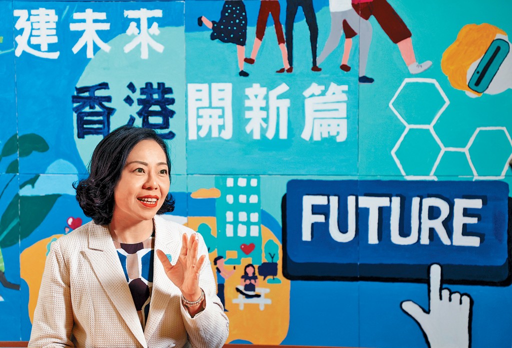 民政及青年事務局局長麥美娟表示，區選候選人要靠完善政綱吸引選民關注。