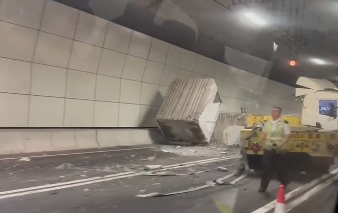 組件墮下滿地石屎碎。fb香港交通及突發事故報料區