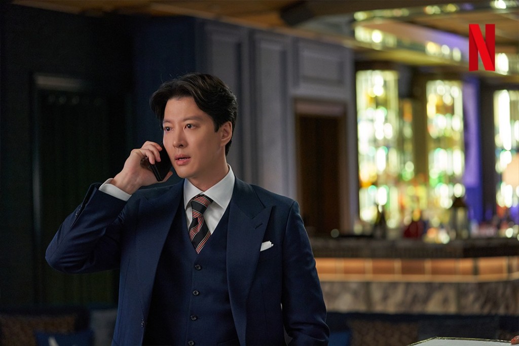 李东健饰演韩国首屈一指律师情人「泰强」的代表陈泰展，尹诗炫的丈夫，为达到目的可不择手段，对无法预测的徐雅莉感到碍眼。