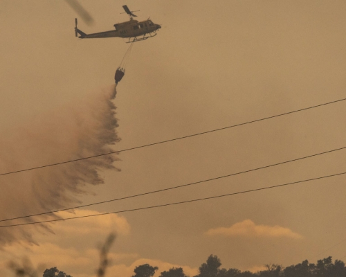 西班牙山火持续肆虐，军方在星期日抽调士兵增援。AP图片