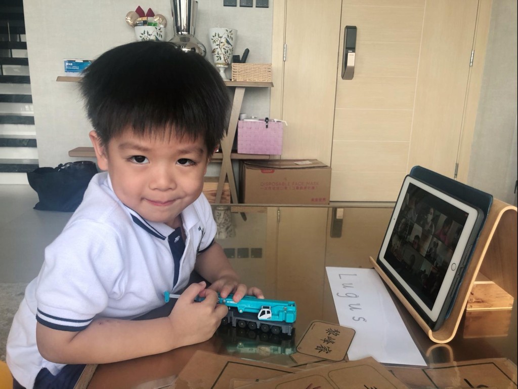 幼小學生亦須網上上課。