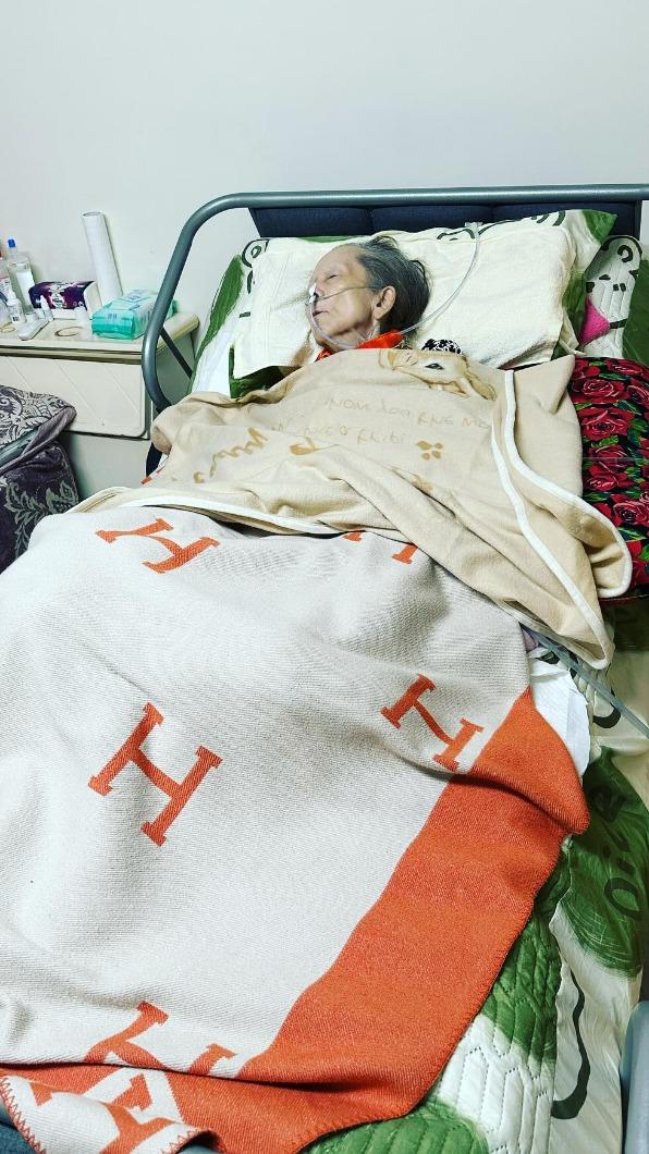 范玮琪（范范）上月初才Po出妈妈躺在病床的照片，透露妈妈6月动了一个大手术，指妈妈长年被类风湿关节炎、糖尿病折磨数年。