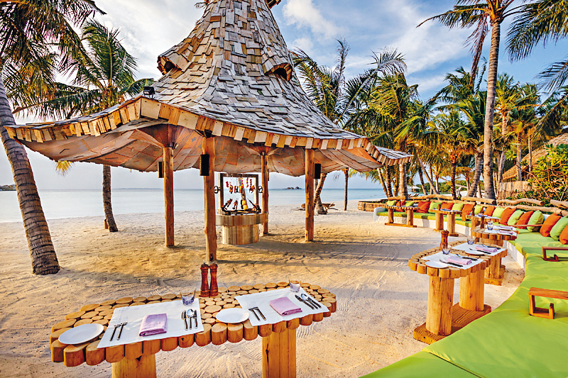 ●沙灘上的So Primitive供應用火烹調的美食。