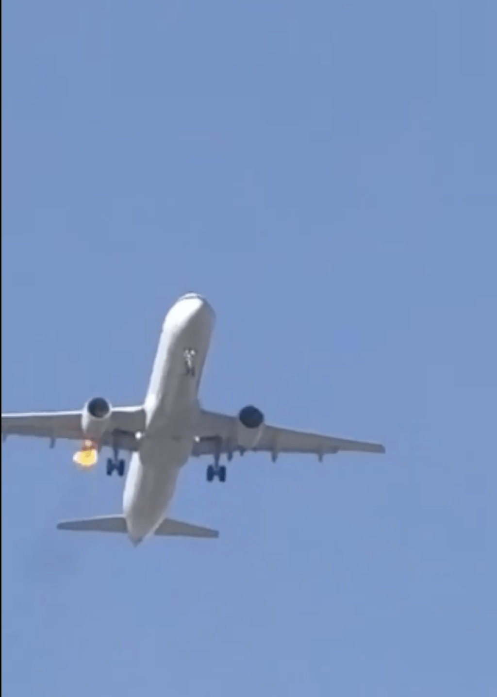 客機引擎冒出火光。X片段截圖 客機引擎冒出火光。X片段截圖