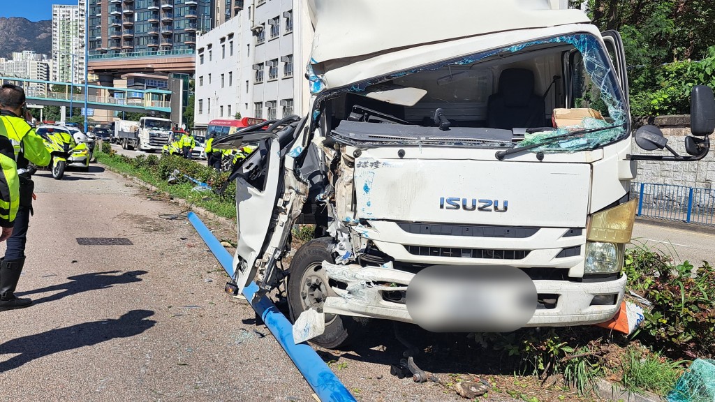 貨車鏟上花槽撞斷燈柱,右車頭被撞毀。