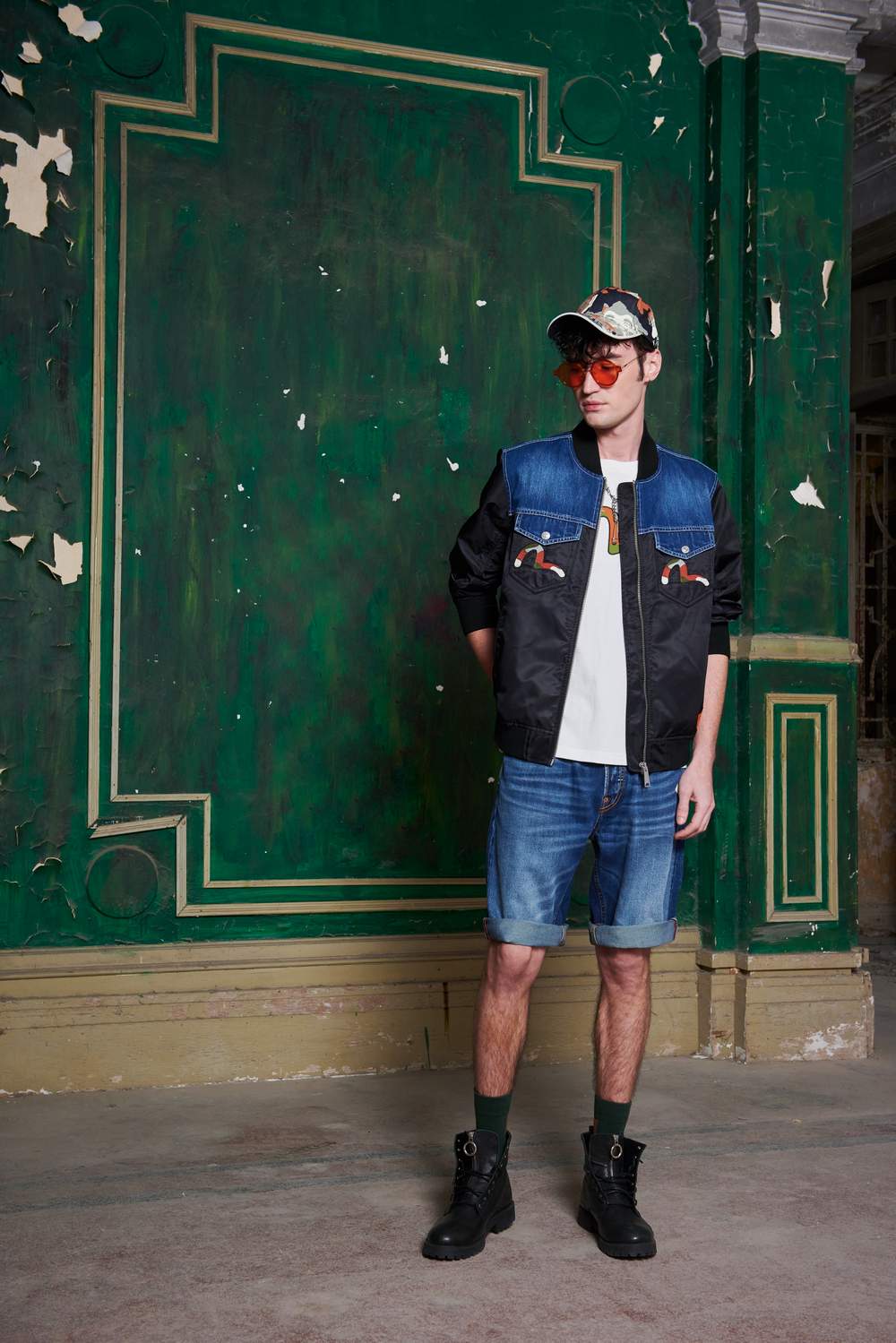 黑色尼龍拼牛仔面料外套/$3,699、飾以貓鬚細節的牛仔短褲/$2,499,經洗水處理打造淺藍的色調。