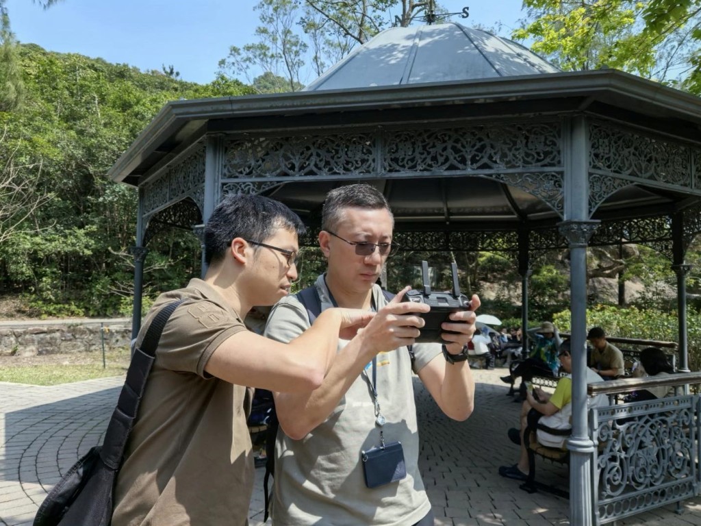 警方出動無人機，迅速確認求助者位置。中區警區FB