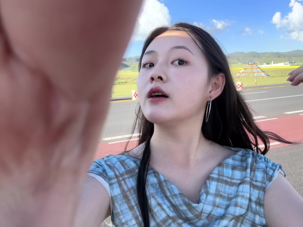 重慶女大學生因外貌神似已故的大S，在網上爆紅。抖音@依古比古