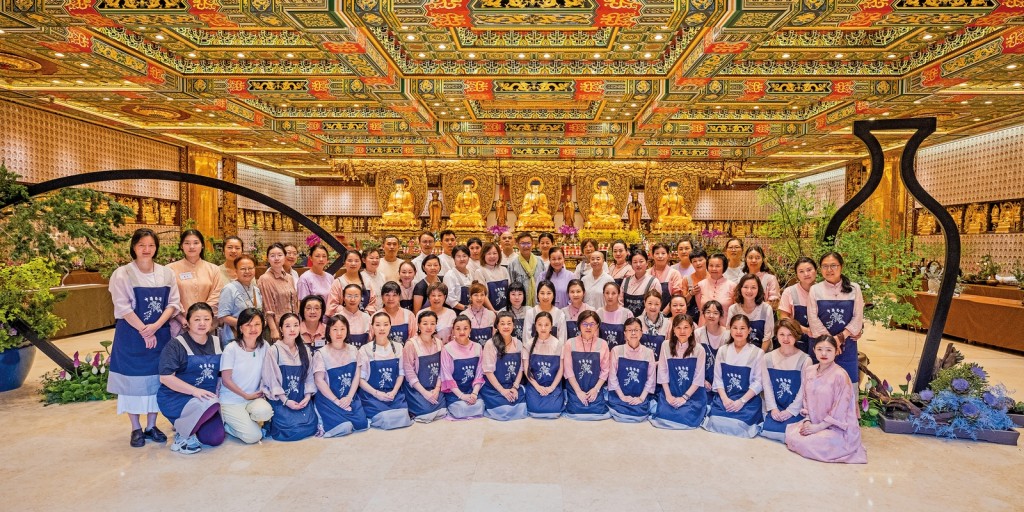 花艺团队由台来港，为这次花艺展制作各种形态的花艺展品。