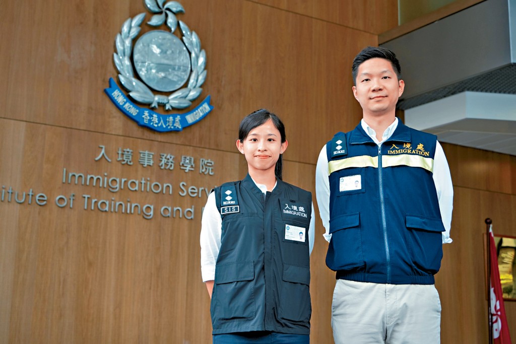 入境處的多元化工作令呂嘉陽(右)及鄭苑儀(左)有滿足感及使命感。