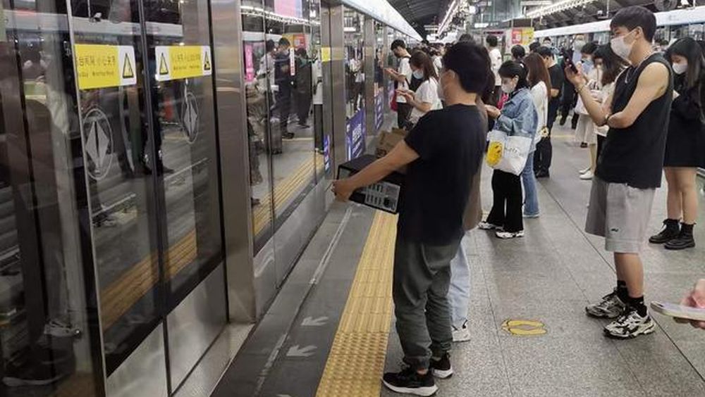 深圳網民分享昨天宣布封城後急忙將公司的桌面電腦搬回家辦公。