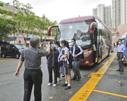 圓玄學院妙法寺內明陳呂重德紀念中學跨境生今早抵校。 