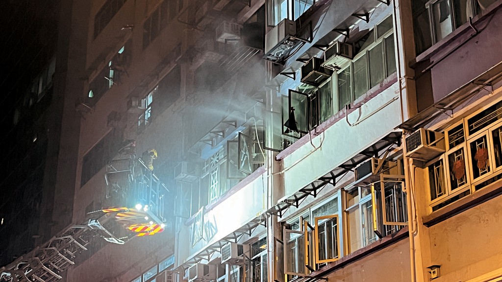 建煌華廈起火,消防升起雲梯灌救。女住客池小姐對鄰居遇難表示難過。