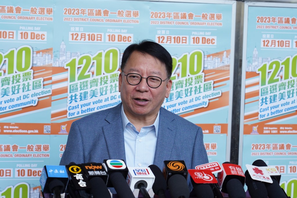 陈国基呼吁市民抽时间投票，以「一人一票，一票一剔」建设更美好的香港。叶伟豪摄