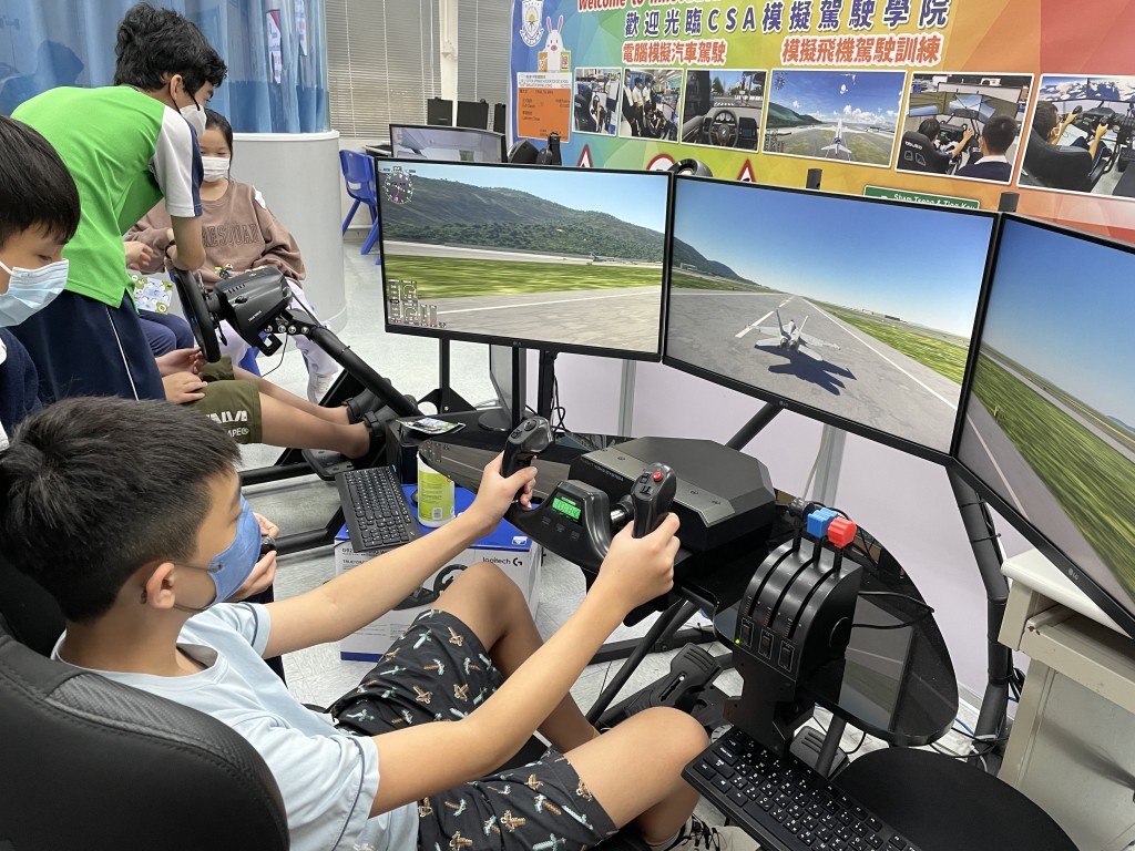 小六學生參與模擬飛行駕駛體驗，在VR下享受飛行的樂趣。（受訪者提供）