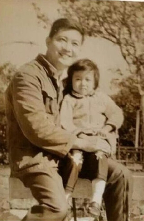 Elaine小時候因父母離異，一直沒有再聯絡父親。