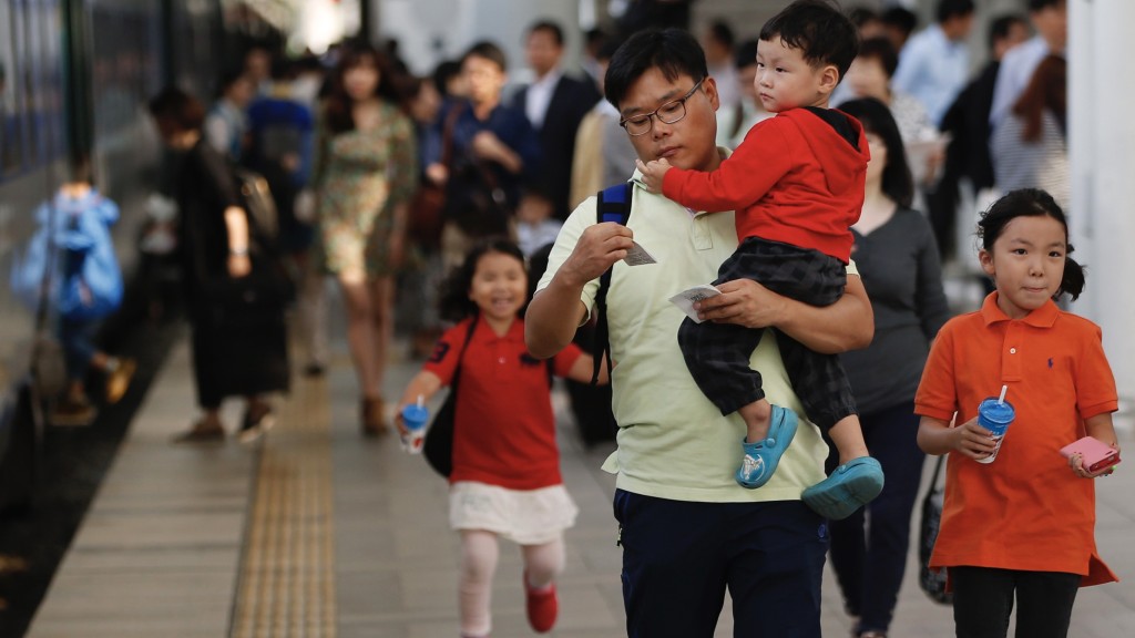 南韓民眾在中秋節假期帶孩子回老家探親。 路透社