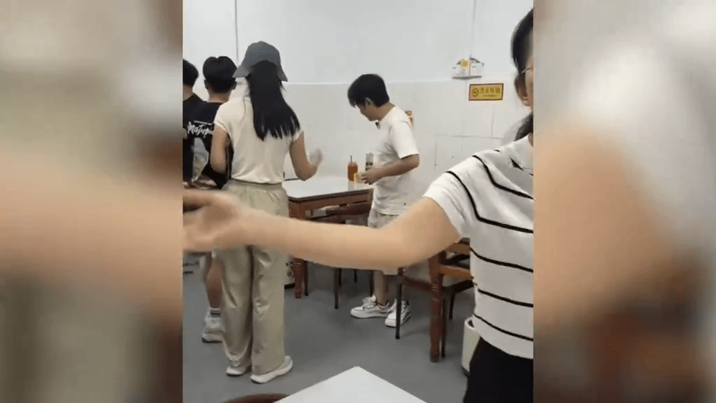 王祖蓝广西拍宣传片惹“清场”风波，当时有一名女子突然要求食客们离开，直言“食粉先出去”。