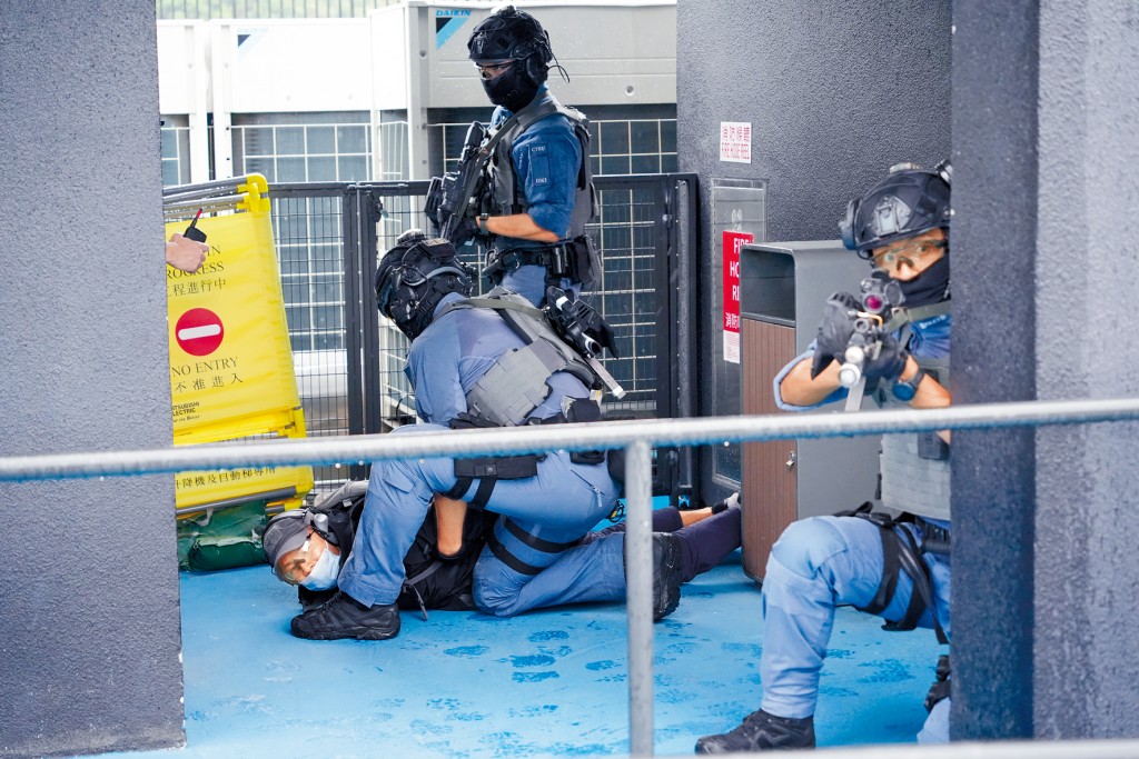 演習模擬恐怖分子意圖傷害正在戶外進行活動的學生，反恐特勤隊人員迅速制服恐怖分子。