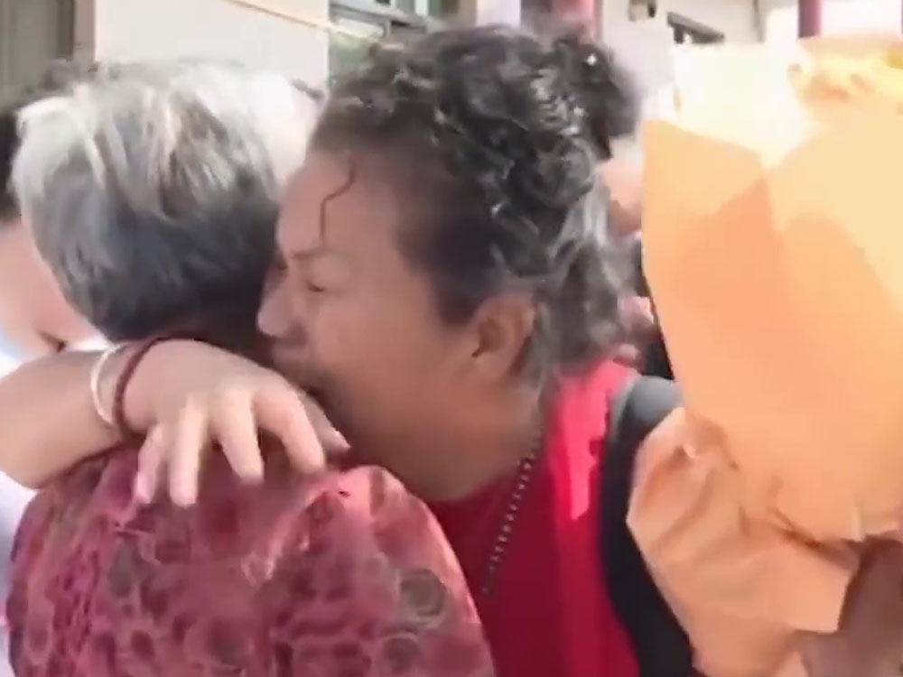 女子尋獲失散63年的家人，感動得痛哭起來。