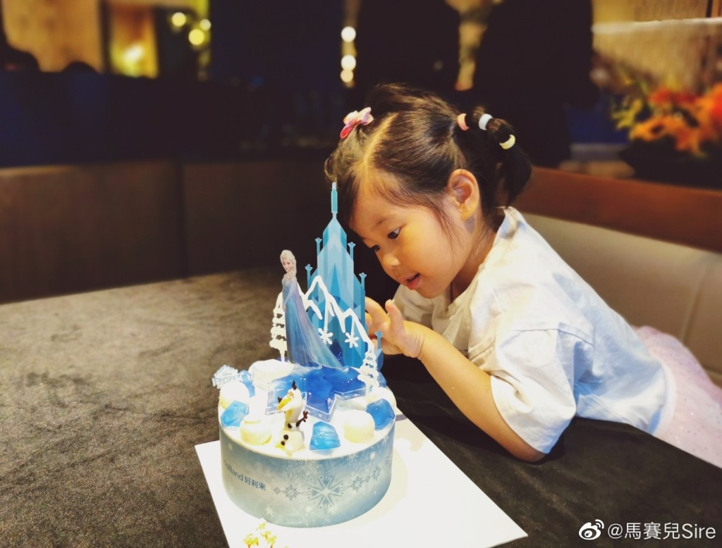 马赛为女儿准备了Elsa蛋糕。